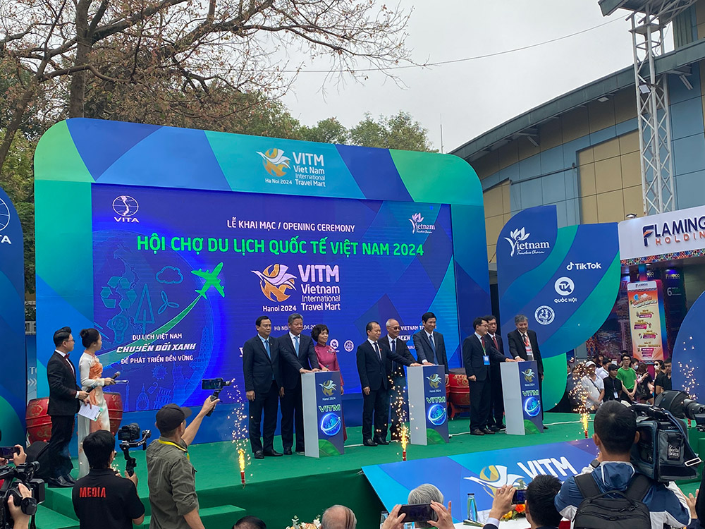 Ông Hồ An Phong, Thứ trưởng Bộ Văn hóa, Thể thao và Du lịch ; Ông Bùi Hoài Sơn, Ủy viên thường trực, Ủy ban Văn hóa, Giáo dục của Quốc hội; Ông Nguyễn Trùng Khánh, Cục trưởng Cục Du lịch Quốc Gia Việt Nam; Ông Nguyễn Mạnh Quyền - Phó Chủ tịch UBND TP. Hà Nội cùng các đại biểu thực hiện nghi thức khai mạc VITM Hà Nội 2024.