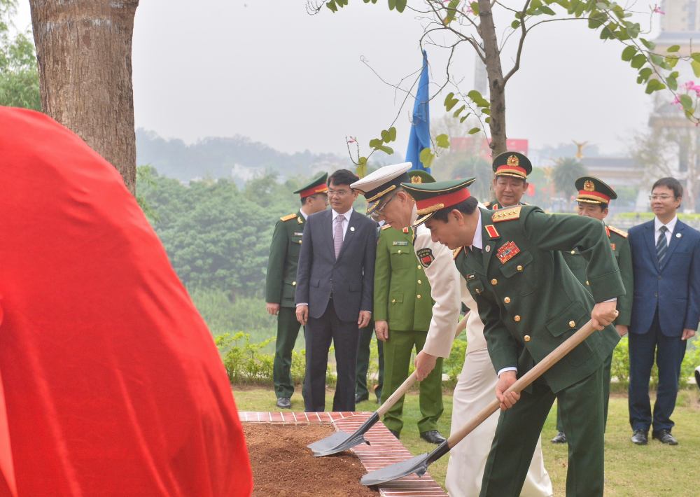 Bộ trưởng Bộ Quốc phòng 2 nước trồng cây hữu nghị tại cửa khẩu quốc tế Lào Cai. Ảnh: T.Vương