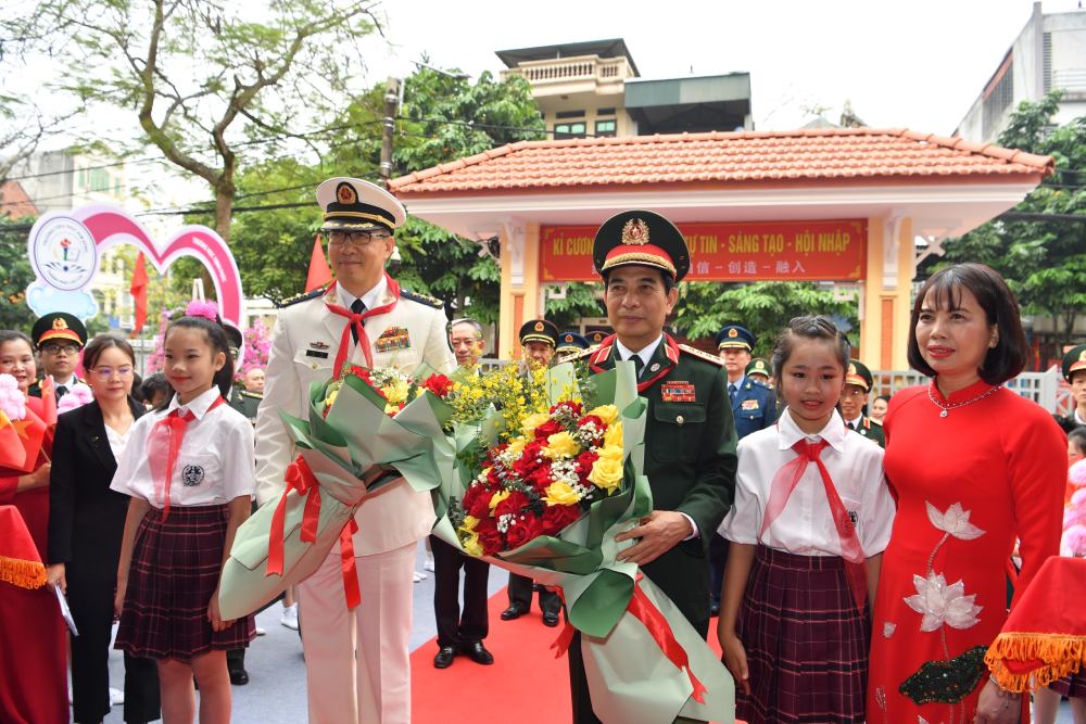 Hai Bộ trưởng Quốc phòng 2 nước tới thăm Trường Tiểu học Kim Đồng (TP Lào Cai). Ảnh: T.Vương