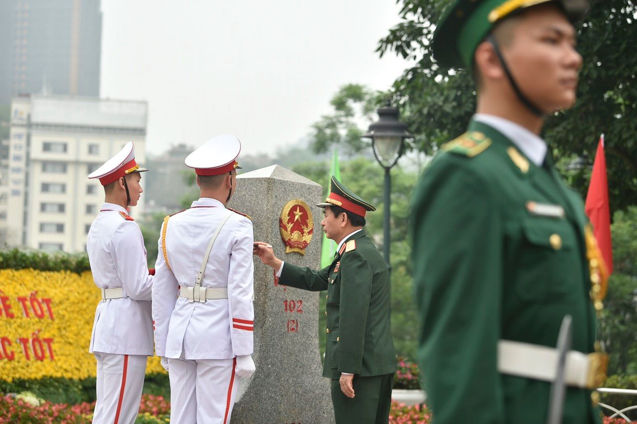 Đại tướng Phan Văn Giang - Bộ trưởng Bộ Quốc phòng Việt Nam - tô son cột mốc biên giới 102 (2) tại khu vực cửa khẩu quốc tế Lào Cai. Ảnh: T.Vương