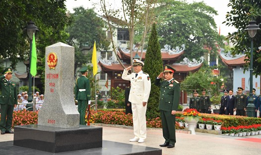Hai Bộ trưởng Bộ Quốc phòng 2 nước Việt Nam và Trung Quốc đã thực hiện nghi lễ chào cột mốc biên giới. Ảnh: T.Vương