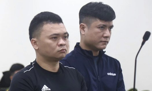 Cựu công an Nguyễn Sơn Thành (trái) và bị cáo Dương phủ nhận cáo buộc. Ảnh: Quang Việt