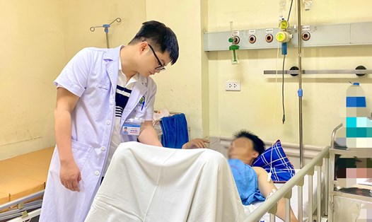 ThS.BS Bùi Văn Quang – Trung tâm Nam học, Bệnh viện Hữu nghị Việt Đức thăm khám cho bệnh nhân M.V.T sau phẫu thuật. Ảnh: BVCC