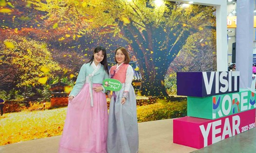 Hoạt động mặc hanbok tại Hội chợ Du lịch Quốc tế VITM 2024. Ảnh: Ban tổ chức