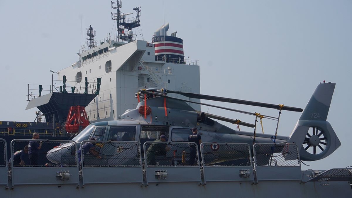 Tàu mang theo trực thăng loại Dauphin. Ảnh: Văn Trực