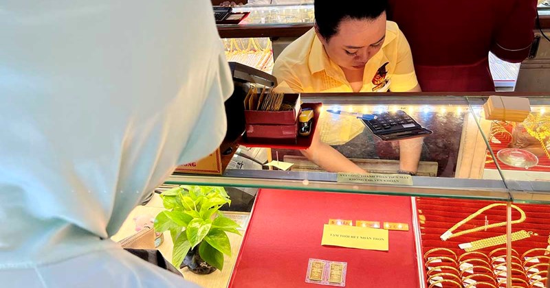 Vàng nhẫn liên tục hết hàng, cửa hàng tại TPHCM dè chừng nhận đơn online – Báo Lao Động