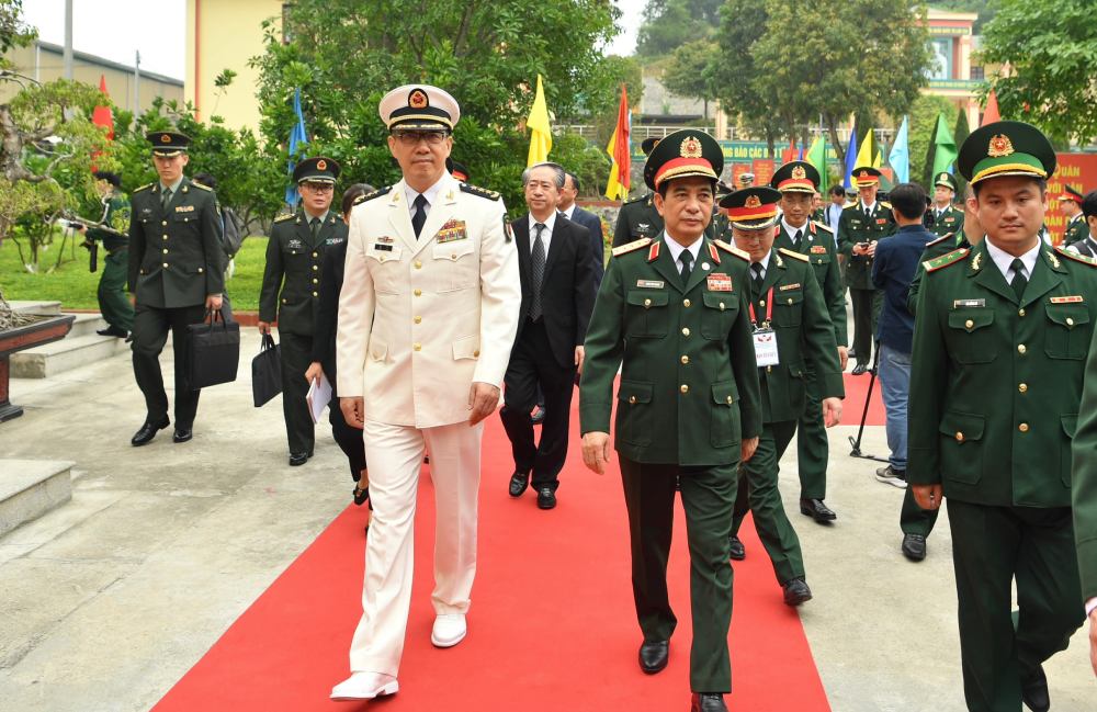 Hai Bộ trưởng Quốc phòng 2 nước thăm Đồn Biên phòng Cửa khẩu quốc tế Lào Cai. Ảnh: T.Vương