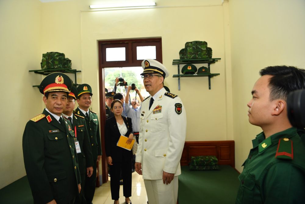 Bộ trưởng Bộ Quốc phòng Việt Nam Phan Văn Giang và Bộ trưởng Bộ Quốc phòng Trung Quốc Đổng Quân - tham quan doanh trại Đồn Biên phòng cửa khẩu quốc tế Lào Cai. Ảnh: T.Vương