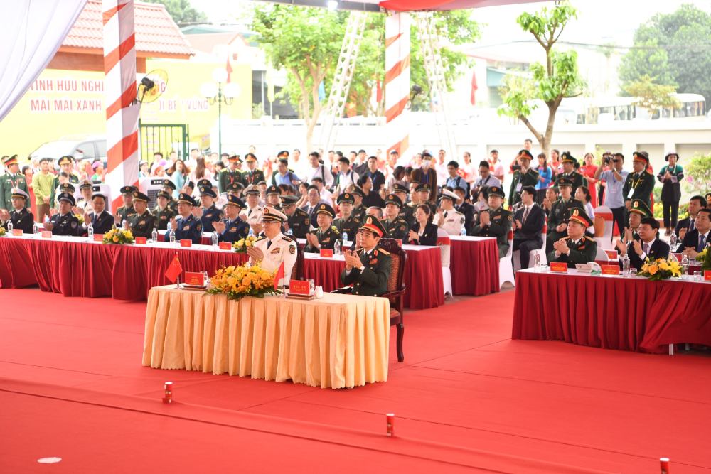 2 Bộ trưởng Bộ Quốc phòng 2 nước dự Lễ khánh thành nhà hữu nghị. 
