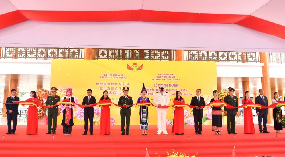 Các đại biểu cắt băng khánh thành