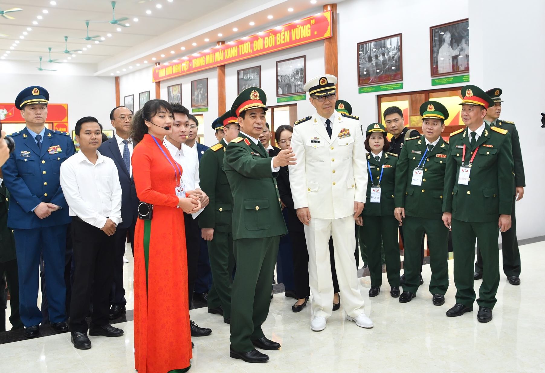 Bộ trưởng Bộ Quốc phòng Việt Nam Phan Văn Giang và Bộ trưởng Bộ Quốc phòng Trung Quốc Đổng Quân tham quan nhà văn hóa hữu nghị Việt - Trung. Ảnh: T.Vương
