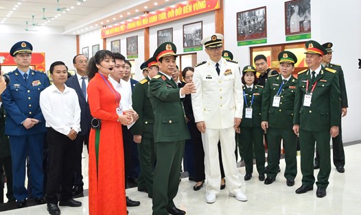 Bộ trưởng Bộ Quốc phòng Việt Nam Phan Văn Giang và Bộ trưởng Bộ Quốc phòng Trung Quốc Đổng Quân tham quan nhà văn hóa hữu nghị Việt - Trung. Ảnh: T.Vương
