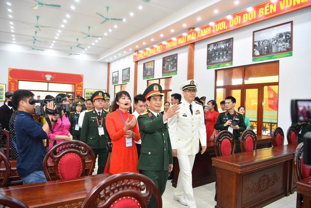 Bộ trưởng Bộ Quốc phòng Việt Nam Phan Văn Giang và Bộ trưởng Bộ Quốc phòng Trung Quốc Đổng Quân thăm nhà văn hóa. Ảnh: T.Vương
