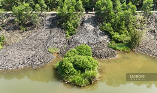 Đã có hơn 2.000 m3 bùn thải nạo vét từ công trình thi công hói Phát Lát đổ xuống ao hồ thuộc khu vực xã Thủy Bằng (TP. Huế). Ảnh: Phúc Đạt.