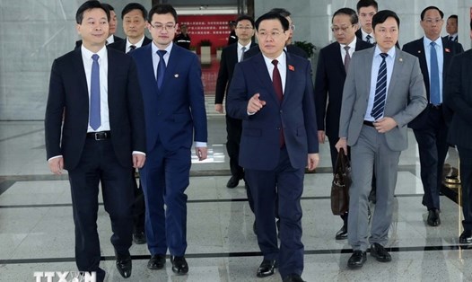 Chủ tịch Quốc hội Vương Đình Huệ thăm Khu thí điểm mậu dịch tự do Thượng Hải, Trung Quốc. Ảnh: Nhan Sáng/TTXVN