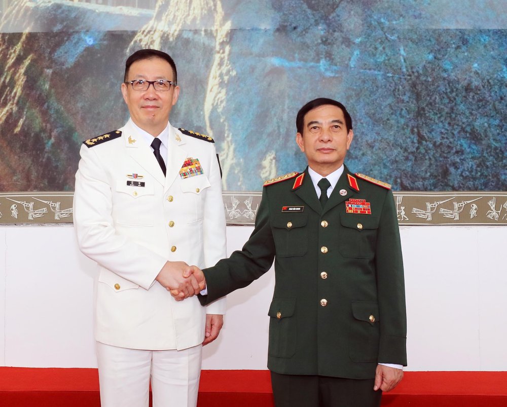 Đại tướng Phan Văn Giang - Bộ trưởng Bộ Quốc phòng Việt Nam và Thượng tướng Đổng Quân - Bộ trưởng Bộ Quốc phòng Trung Quốc. Ảnh: Trọng Đức