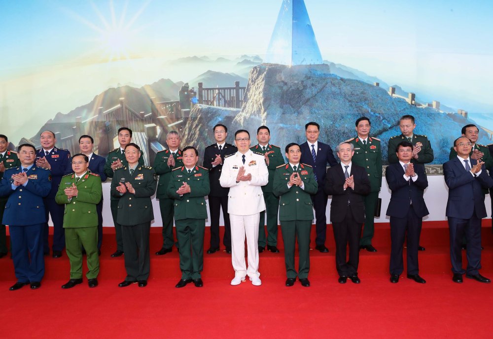 Đoàn đại biểu 2 nước Việt Nam, Trung Quốc chụp ảnh lưu niệm tại Giao lưu 