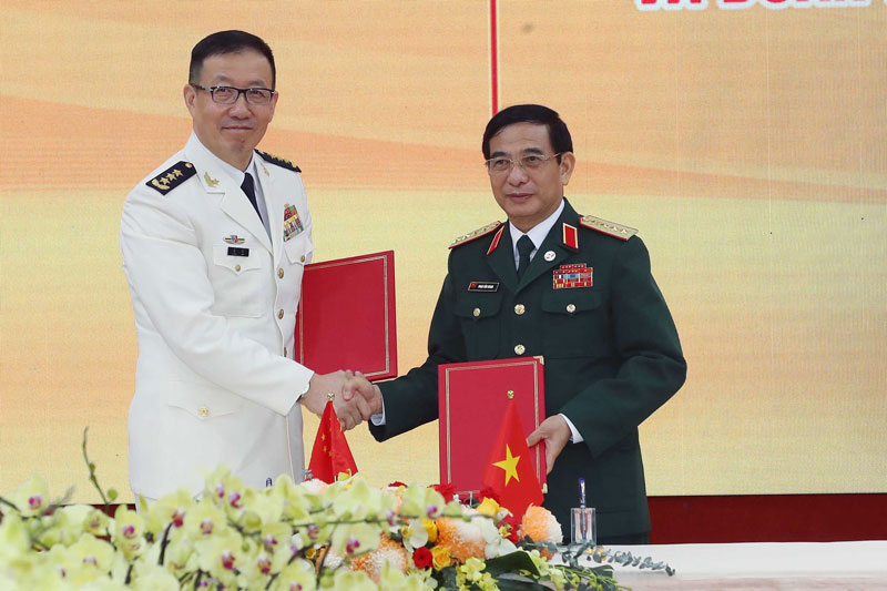 Bộ trưởng Bộ Quốc phòng Việt Nam Phan Văn Giang và Bộ trưởng Bộ Quốc phòng Trung Quốc Đổng Quân - trao các văn kiện hợp tác được ký kết. Ảnh: Trọng Đức