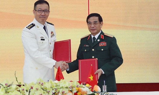 Bộ trưởng Bộ Quốc phòng Việt Nam Phan Văn Giang và Bộ trưởng Bộ Quốc phòng Trung Quốc Đổng Quân - trao các văn kiện hợp tác được ký kết. Ảnh: Trọng Đức