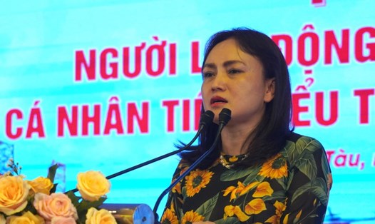 Bà Nghiêm Thùy Lan - Chủ tịch Công đoàn Dầu khí Việt Nam phát biểu tại chương trình. Ảnh: Thành An