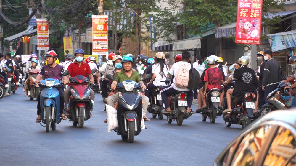 Trao đổi với Báo Lao Động, ông Mai Minh Ngoan – Chánh Văn phòng Ban ATGT TP Cần Thơ – cho biết, thời gian qua, việc lắp camera này được địa phương tuyên truyền đầy đủ cho người dân biết rằng có camera giám sát xử lý vi phạm phạt nguội, để người dân tham gia giao thông đúng quy định. Đối với những trường hợp vi phạm, Ban ATGT thành phố cũng đã trao đổi, phối hợp với Công an quận Ninh Kiều về việc xử phạt. Sau khoảng 2 tháng, các trường hợp ô tô vi phạm đã cải thiện rõ rệt.