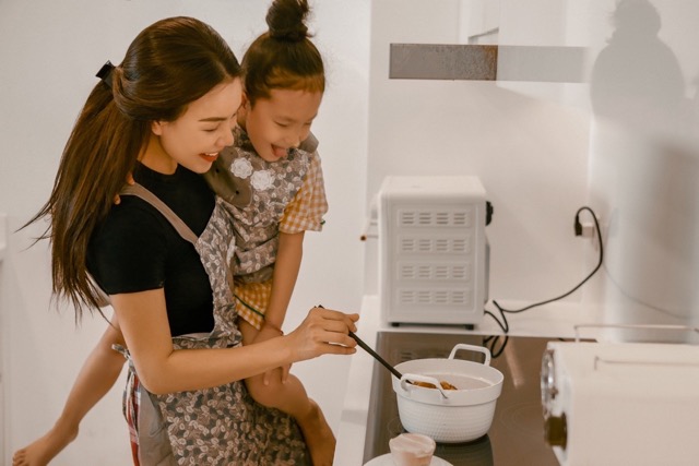 Trà Ngọc Hằng và con gái. Ảnh: NVCC.