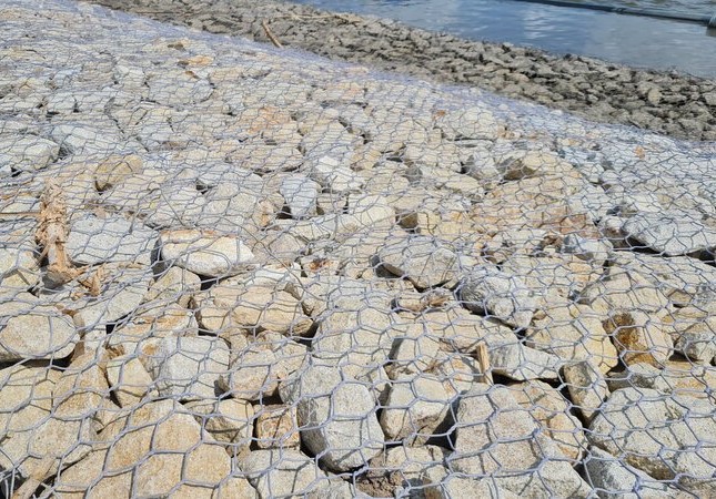Rọ đá chống sạt lở xung quanh khuôn viên hồ nước ngọt đã hoàn thanh.