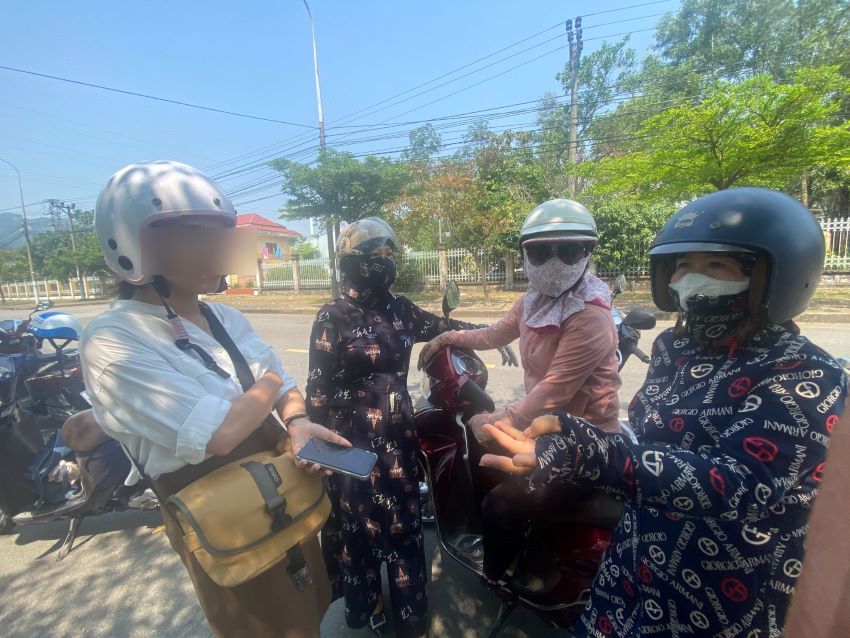 Người lao động tập trung trước Công ty CP Dệt Hòa Khánh để đòi quyền lợi. Ảnh: Văn Trực