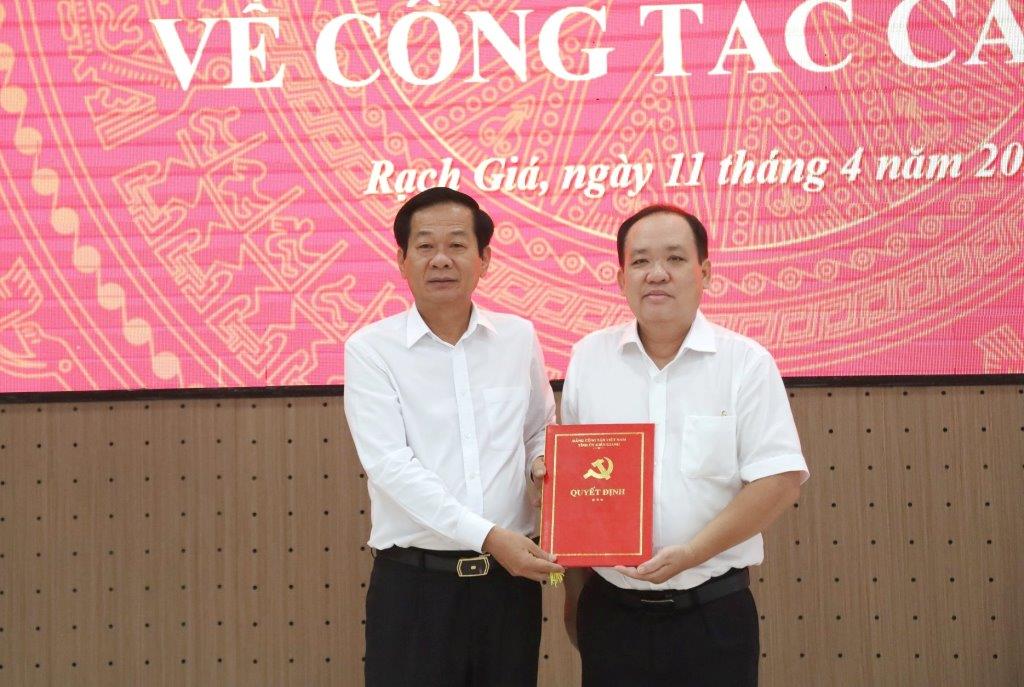 Bí thư Tỉnh ủy Kiên Giang Đỗ Thanh Bình (trái) trao Quyết định cho tân Bí thư Thành ủy Rạch Giá Nguyễn Thanh Phong. Ảnh: Xuân Nhi