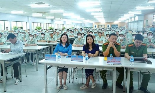Công đoàn Hà Nam tuyên truyền về “tín dụng đen” cho công nhân. Ảnh: Minh Hạnh