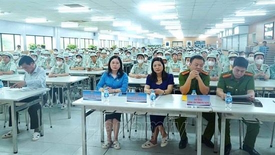 Công đoàn giúp công nhân hiểu rõ về  bản chất của “tín dụng đen”