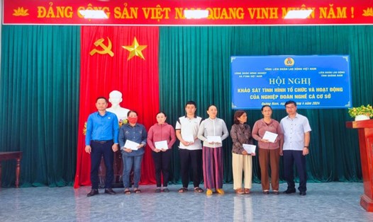 Công đoàn ngành NNPTNN Việt Nam trao quà, tặng cờ Tổ quốc động viên ngư dân Quảng Nam vươn khơi bám biển. Ảnh: Hoàng Bin