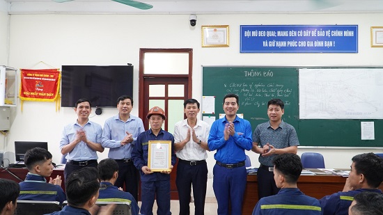Công ty Than Khe Chàm vinh danh gương "Người thợ mỏ - Người chiến sỹ". Ảnh: CĐ TKV