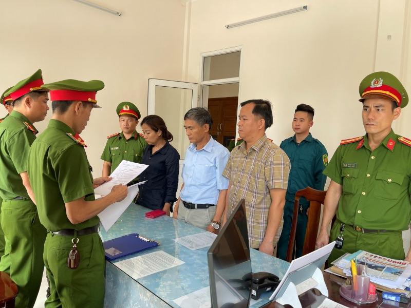 3 đối tượng nguyên lãnh đạo ngành giáo dục cấp huyện ở Quảng Nam bị khởi tố về tội “Nhận hối lộ“. Ảnh Công an cung cấp.