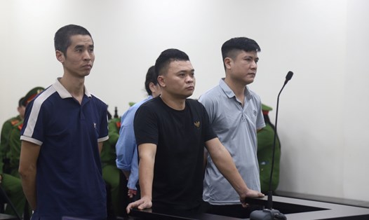 Các bị cáo (Nguyễn Sơn Thành ở giữa) tại buổi tuyên án vụ cho vay lãi nặng, tổ chức đánh bạc và đánh bạc, chiều 11.4. Ảnh: Quang Việt