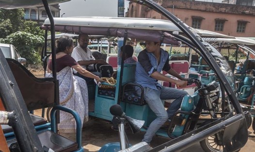 Một xe 3 bánh chạy điện tại thành phố Bolpur (Ấn Độ). Ảnh: Xinhua