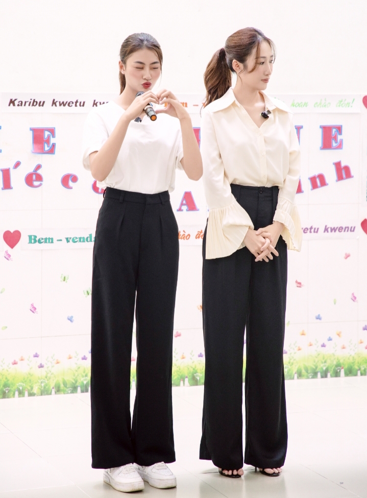 Hoa hậu Xuân Hạnh (bên trái) giản dị tại trường tình thương. Ảnh: NVCC