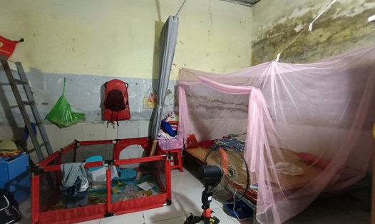 Gia đình nữ công nhân N.T.H (quê ở huyện Thiệu Hóa) sinh sống trong căn phòng chật hẹp, rêu mốc bủa vây tại phường Quảng Đông, TP Thanh Hóa. Ảnh: Quách Du