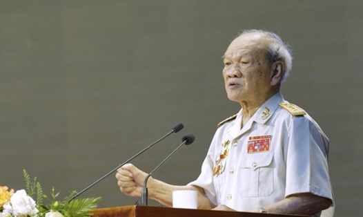 Đại tá Nguyễn Hữu Tài - nhân chứng từng trực tiếp tham gia Chiến dịch Điện Biên Phủ phát biểu tại hội thảo. Ảnh: Văn Thành Chương