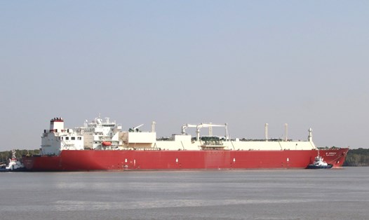 Tàu Al Jassasiya chở gần 70.000 tấn LNG trong quá trình cập cảng PV GAS tại khu vực Cái Mép - Thị Vải. Ảnh: Thành An