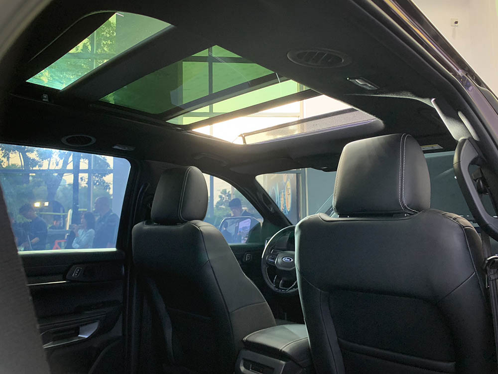 Cửa sổ trời toàn cảnh bên trong Ford Everest Platinum. Ảnh: Thanh Vũ