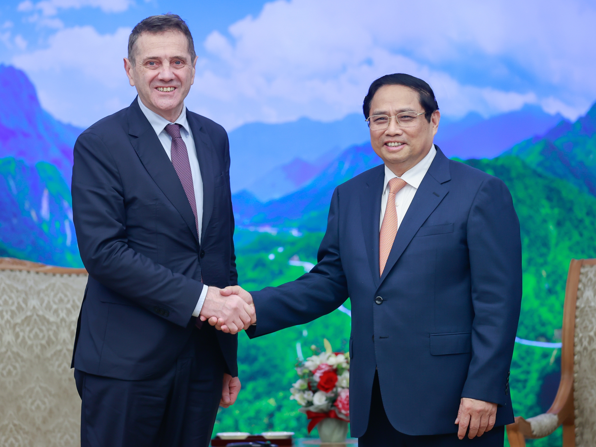 Thủ tướng Chính phủ Phạm Minh Chính chúc mừng ông Pavlin Todorov nhận nhiệm vụ Đại sứ Bulgaria tại Việt Nam. Ảnh: Nhật Bắc/VGP