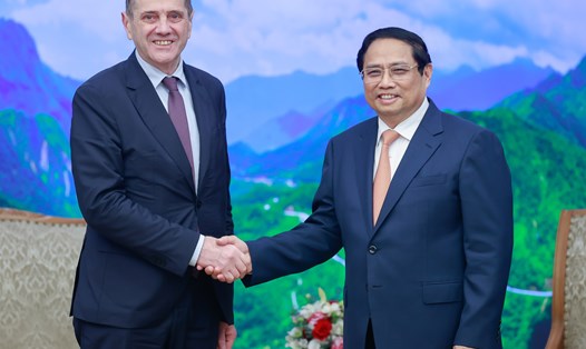 Thủ tướng Chính phủ Phạm Minh Chính chúc mừng ông Pavlin Todorov nhận nhiệm vụ Đại sứ Bulgaria tại Việt Nam. Ảnh: Nhật Bắc/VGP