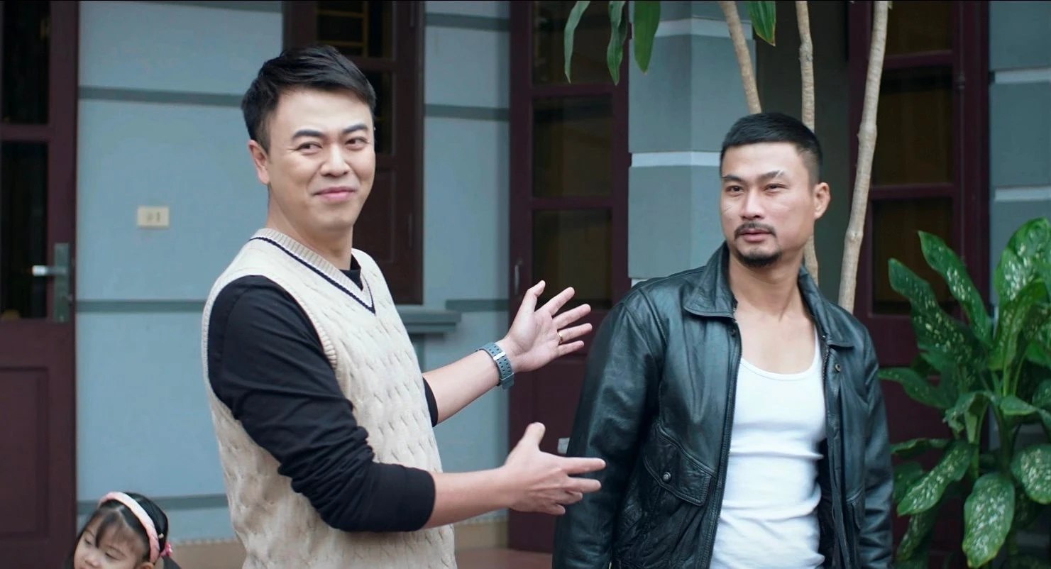 Duy Hưng và Tuấn Tú trong phim “Người một nhà“. Ảnh: Nhà sản xuất
