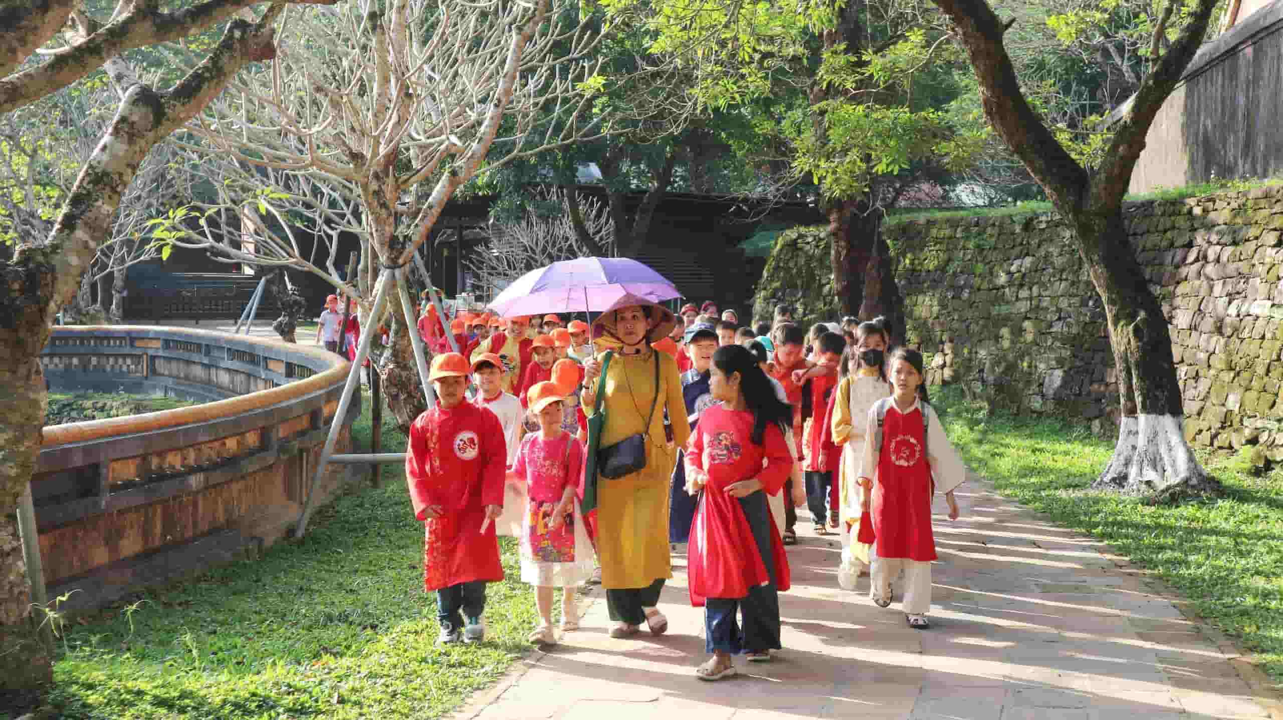 Cho học sinh đi thực tế tìm hiểu di sản Huế. Ảnh: Thành Đạt.