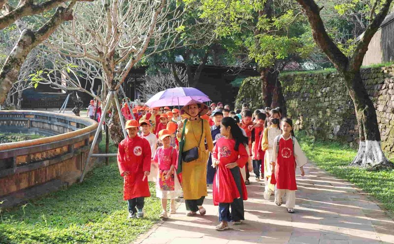 Cho học sinh đi thực tế tìm hiểu di sản Huế. Ảnh: Thành Đạt.