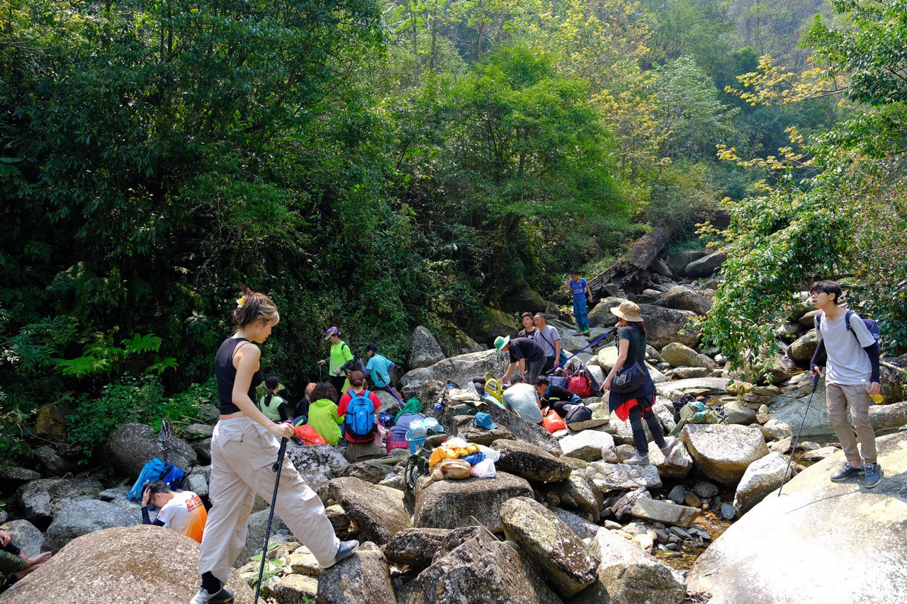 Du khách trekking đỉnh Sa Mu.