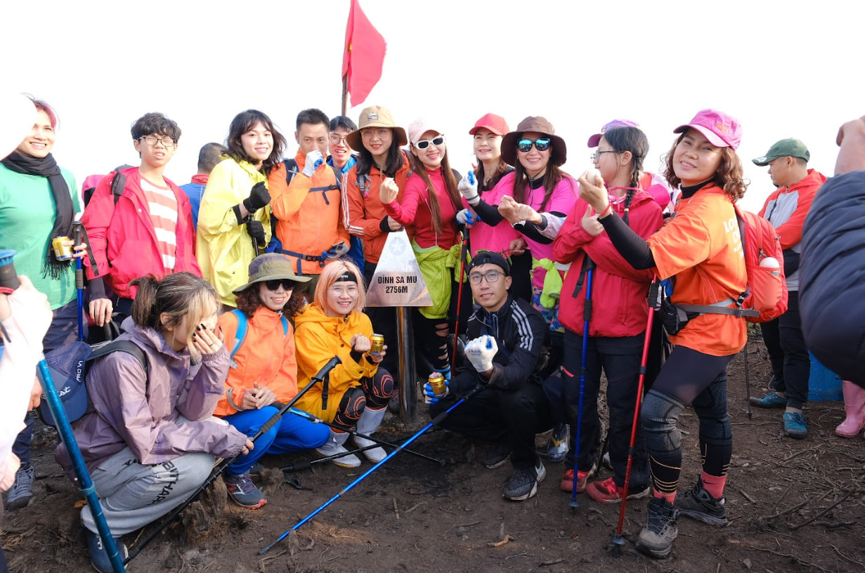 Du khách cùng nhau chụp hình lưu niệm với chóp được gắn trên đỉnh Sa Mu.