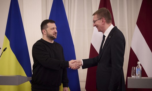 Tổng thống Ukraina Volodymyr Zelensky (trái) gặp Tổng thống Latvia Edgars Rinkevics, tại Riga, Latvia, ngày 11.1.2024. Ảnh: Văn phòng Tổng thống Ukraina