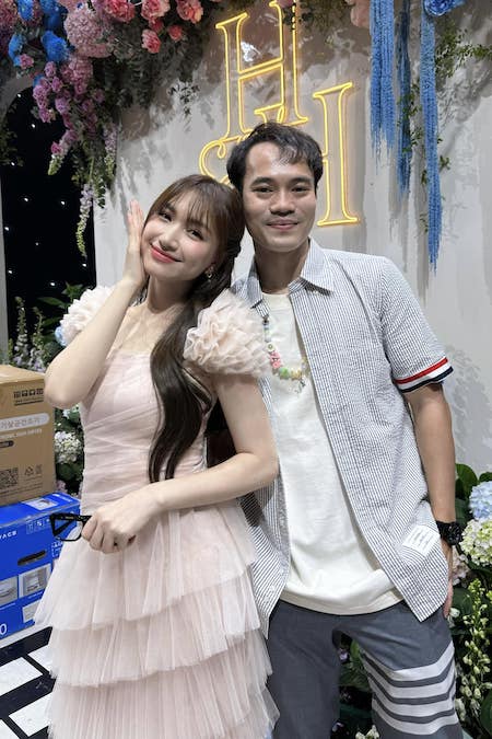 Hòa Minzy và Văn Toàn trong đám cưới của Quang Hải. Ảnh: FBNV